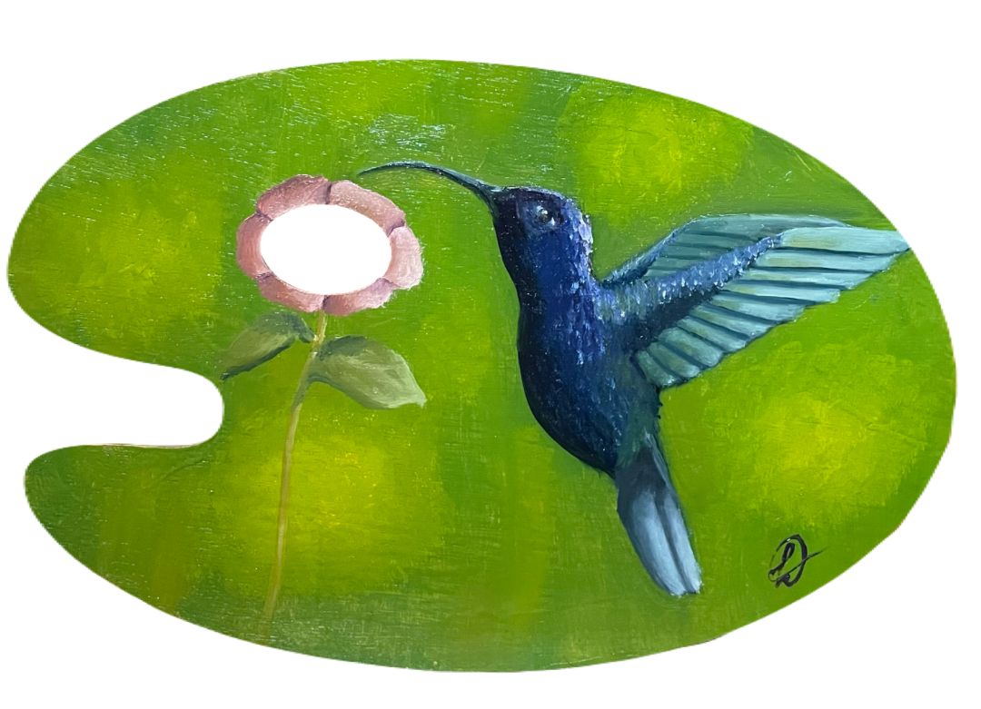 Paleta de tinta de madeira com uma pintura em cima. O desenho é um beija-flor pegando o nectar de uma flor cor de rosa, sendo que o furo da paleta é a parte de dentro da flor