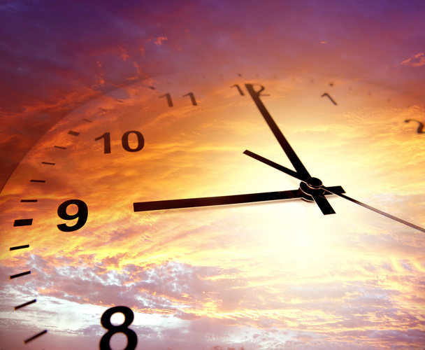 Relógio com céu ao fundo Clock with sky on the background