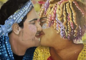 Casal se beijando. Ela é uma mulher negra de cabelos coloridos, e ele é um homem branco com uma bandana e roupas com lantejoulas azuis.