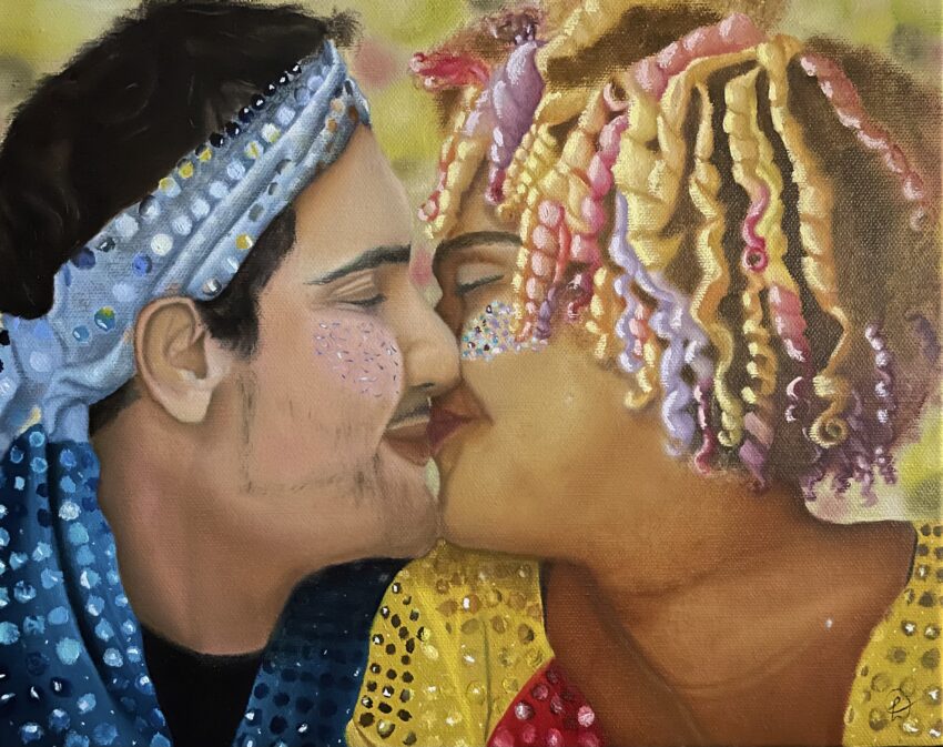 Casal se beijando. Ela é uma mulher negra de cabelos coloridos, e ele é um homem branco com uma bandana e roupas com lantejoulas azuis.
