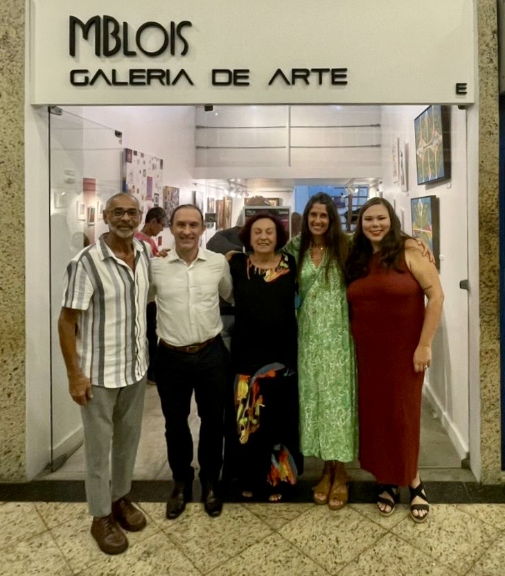 Eu e os outros artistas na frente da MBlois Galeria de Arte