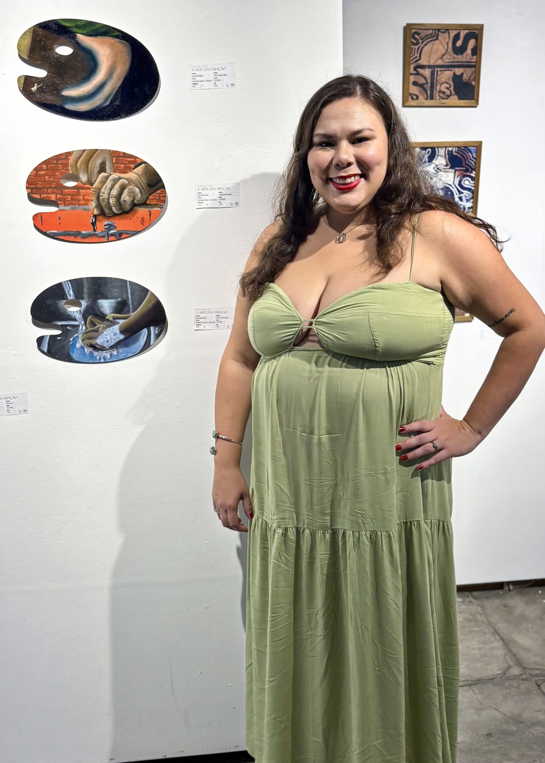 Eu ao lado das minhas pinturas das mãos dos imigrantes