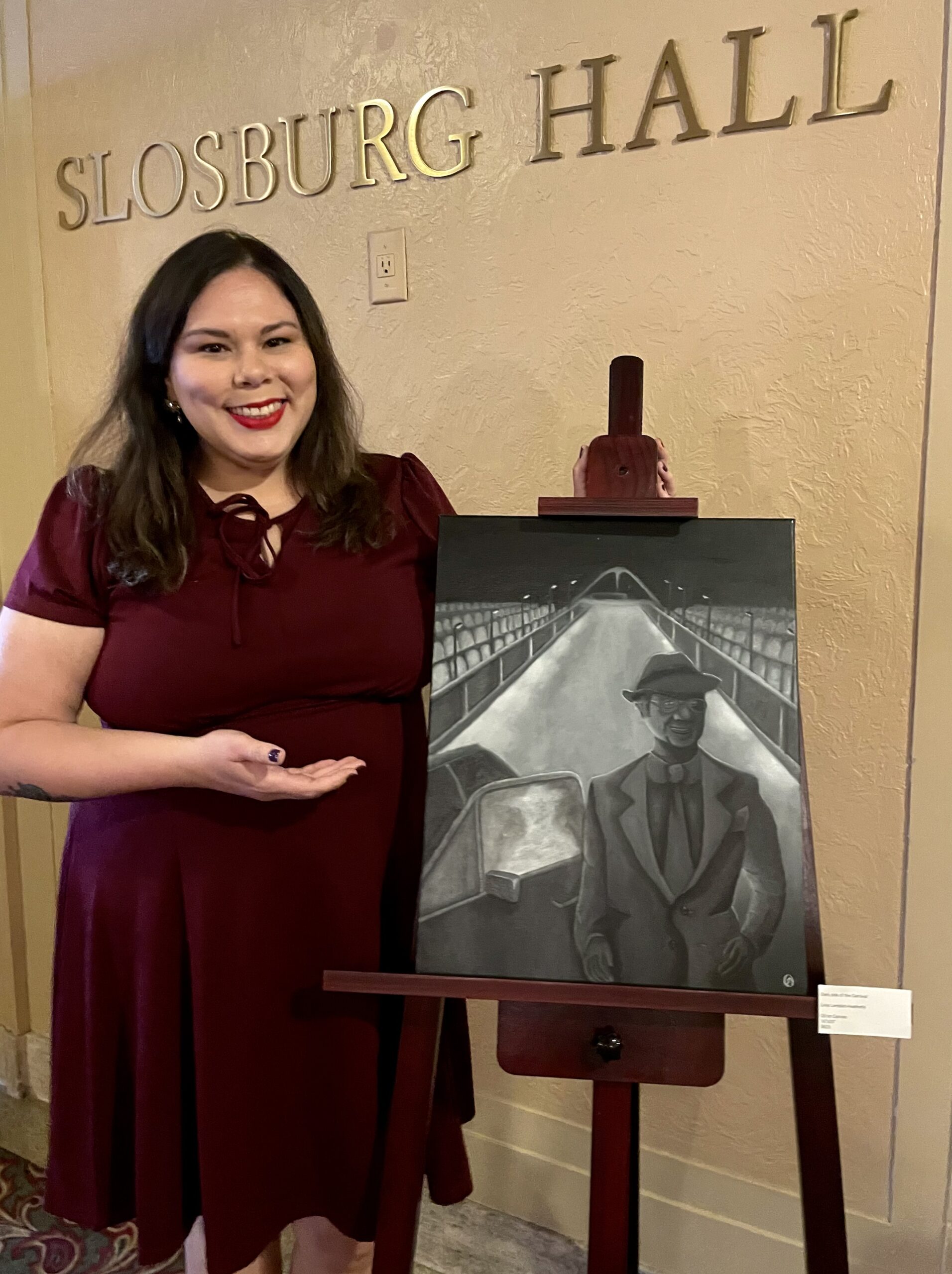 Eu mostrando meu quadro no cavalete