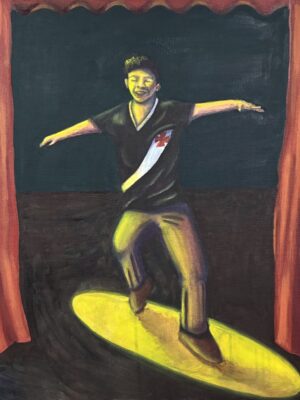Chico Vive Chico está em um palco com um foco de luz amarela sobre ele. Ele dança com os braços abertos e usa uma camisa do Vasco