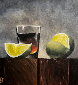 Pintura de um copo de whisky com dois pedaços de limão em cima de uma mesa