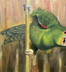 Maritaca se apoiando em um pedaço de madeira, de lado. O fundo está abstrato, cheio de cores.