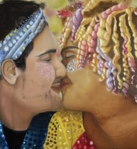 Casal se beijando. Ela é uma mulher negra de cabelos coloridos, e ele é um homem branco com uma bandana e roupas com lantejoulas azuis.