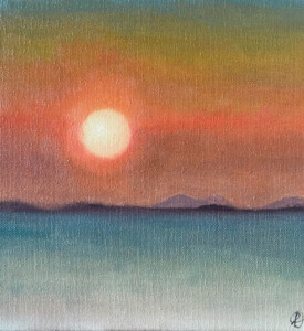 Por-do-sol em cima do mar com montanhas ao fundo