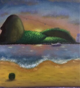 Pão de Açúcar durante o por do sol. Há uma barca atravessando a baía, os prédios bem ao fundo e um coco na areia