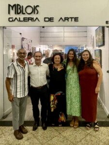 Os artistas na frente da MBlois Galeria de Arte Eu e os outros artistas na frente da MBlois Galeria de Arte