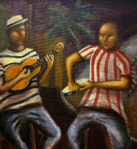 Pintura de dois homens sentados tocando instrumentos. O da esquerda usa uma camisa com listras horizontais brancas e pretas, toca um cavaquinho e usa um chapéu. O da direita usa uma camisa com listras verticais brancas e vermelhas e toca um pandeiro. Ao fundo, a Pedra do Sal, um coqueiro e algumas casas