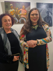 Eu e dona Marlene Blois, dona da MBlois Galeria de Arte, em frente aos meus quadros Marlene Blois e eu