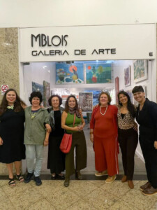 Foto com os artistas que expuseram na exposição coletiva "Arte plural", na MBlois Galeria de Arte Eu e os outros artistas na frente da MBlois Galeria de Arte