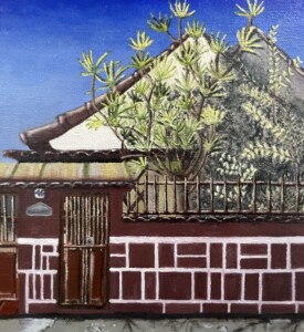 Fachada de uma casa com o muro e os portões amarronzados, cheio de plantas na frente